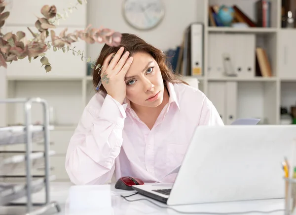 Moe van de jonge zakenvrouw die met documenten werkt — Stockfoto