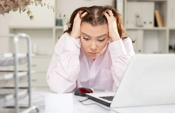 Müde junge Geschäftsfrau arbeitet mit Dokumenten — Stockfoto