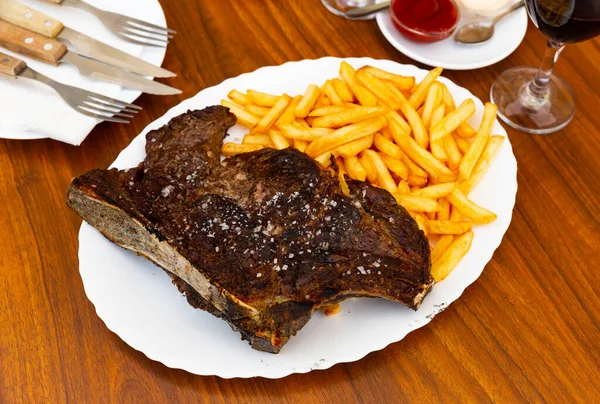 Chuleton is a popular Spanish dish made from a beef steak — Stock Photo, Image