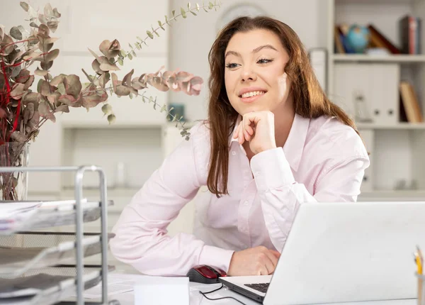 Porträtt av positiv kvinnlig sekreterare på hennes arbetsplats — Stockfoto