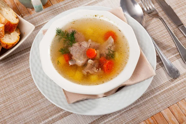 Sopa de verduras ligera con rodajas de cerdo — Foto de Stock