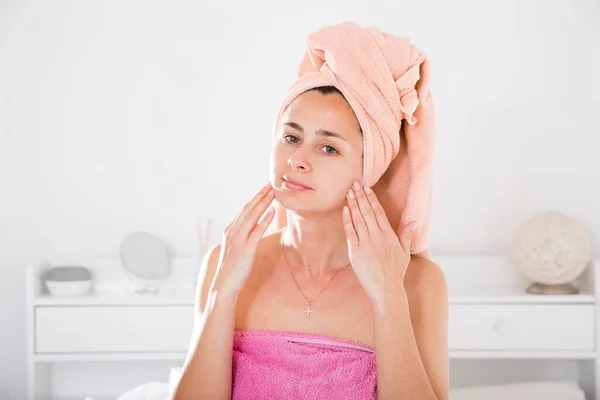 Vuxen kvinna med en handduk på huvudet — Stockfoto