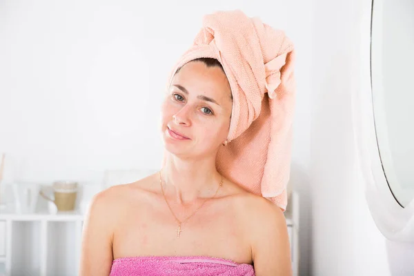 Vuxen kvinna med en handduk på huvudet — Stockfoto
