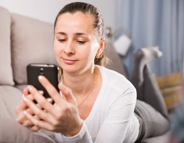 Ama de casa usando su teléfono móvil — Foto de Stock