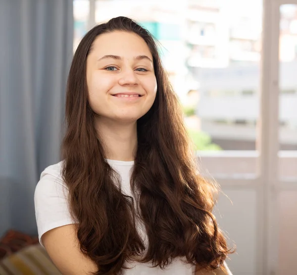 Ung glad kvinna poserar i vardagsrummet — Stockfoto