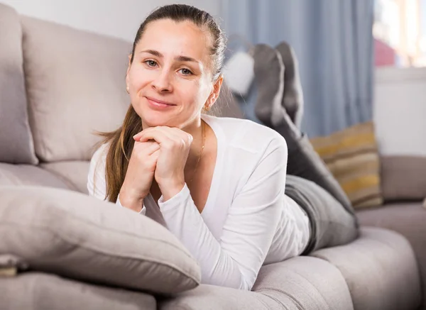 Young smiling woman posing easily with good mood in free time — Stock Photo, Image