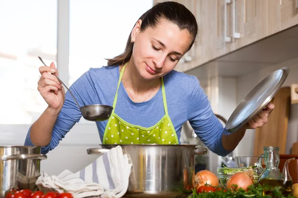 Huisvrouw koken groentesoep — Stockfoto