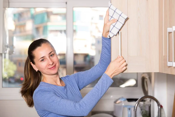 Mulher cozinha de limpeza com pano — Fotografia de Stock
