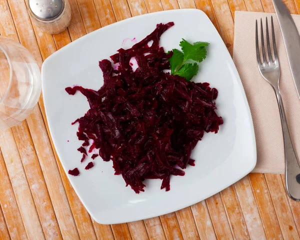 Traditioneller Salat der russischen Küche aus Roter Bete — Stockfoto