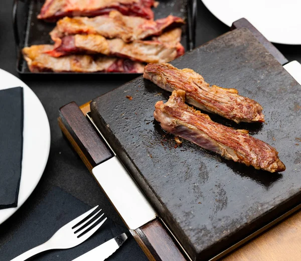 Torréfaction de viande fraîche de bœuf sur pierre chaude — Photo