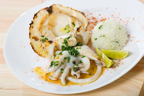 Stekt bläckfisk serverad med ris — Stockfoto