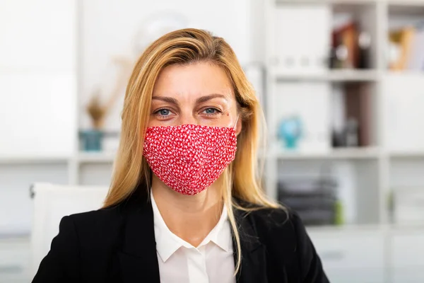 Porträtt av affärskvinna i ansiktsmask — Stockfoto