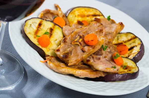 Costeletas de lombo de carneiro grelhadas com berinjela — Fotografia de Stock