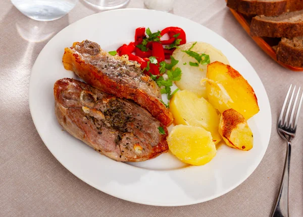 Gamba di agnello arrosto con patate e pepe stufato primo piano cotto al forno fresco — Foto Stock