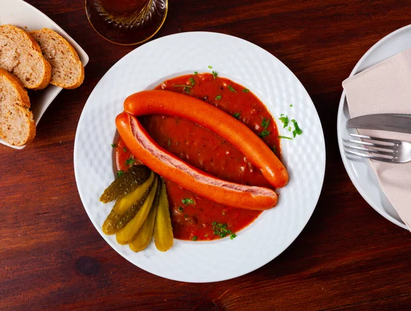 Porción fresca de gulash vienés con dos salchichas — Foto de Stock