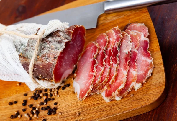 Нарезанная свинина из филе на деревянной доске — стоковое фото