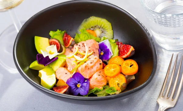 Zalmceviche met avocado, kumquat, vijgen, kiwi 's — Stockfoto