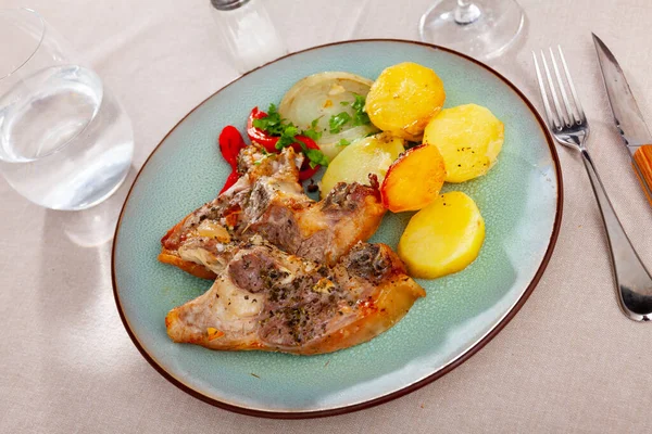 Baked lamb leg slices with fried potatoes and red pepper — Stock Photo, Image