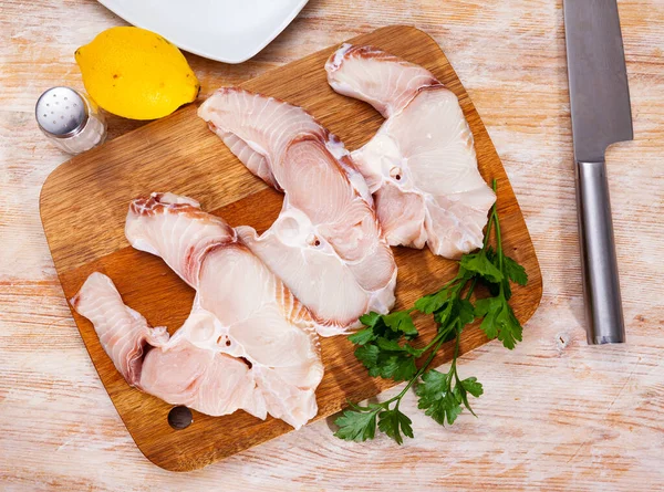 Filetes de tiburón azul crudo con limón y perejil fresco —  Fotos de Stock