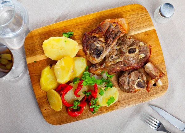 Dish of lamb leg with potatoes and pepper — Stock Photo, Image