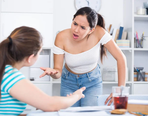 Mädchen erfahren Beziehung zu Hause — Stockfoto