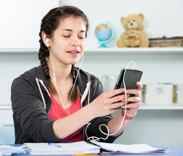 Chica usando el teléfono — Foto de Stock