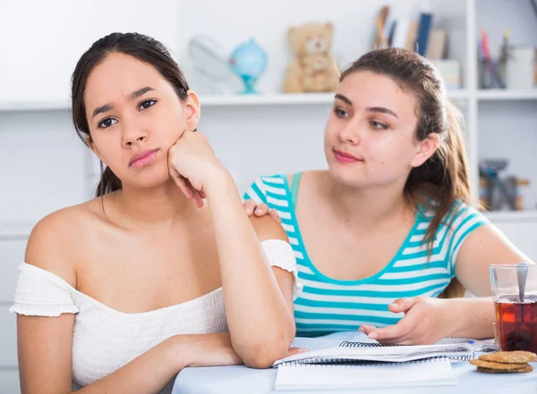 Chica pidiendo perdón a su amigo — Foto de Stock