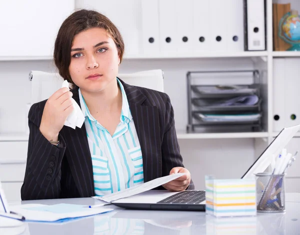 Person liest Dokumente über die Transaktion — Stockfoto