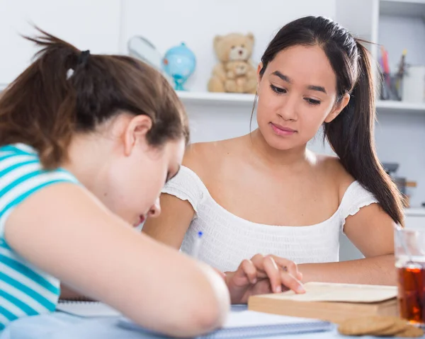 Adolescentes meninas fazendo lição de casa e discutindo — Fotografia de Stock