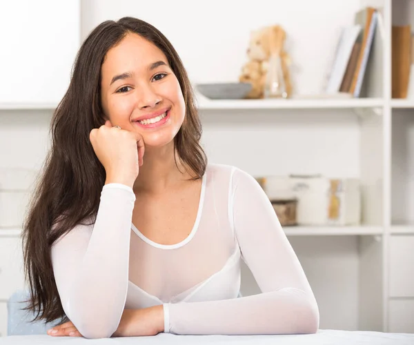 Portret van een jonge vrouw die thuis lacht — Stockfoto