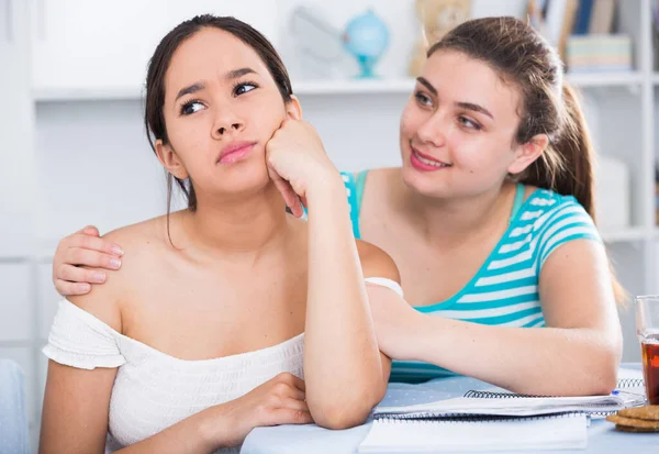 Girl asking for forgiveness from her friend — Stock Photo, Image