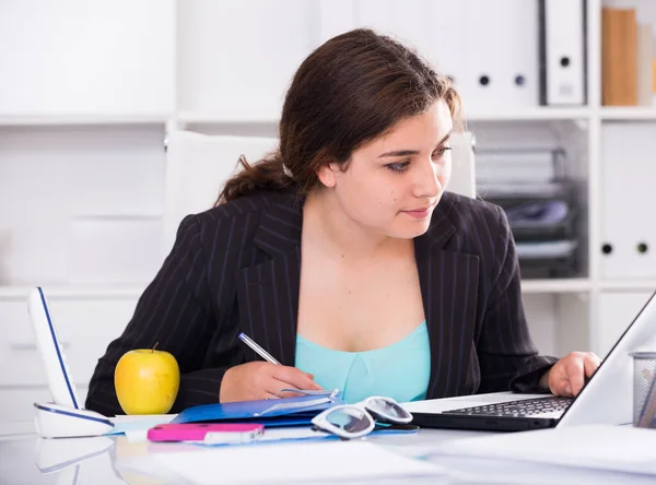 Il dipendente inesperto sta avendo una giornata produttiva al lavoro — Foto Stock