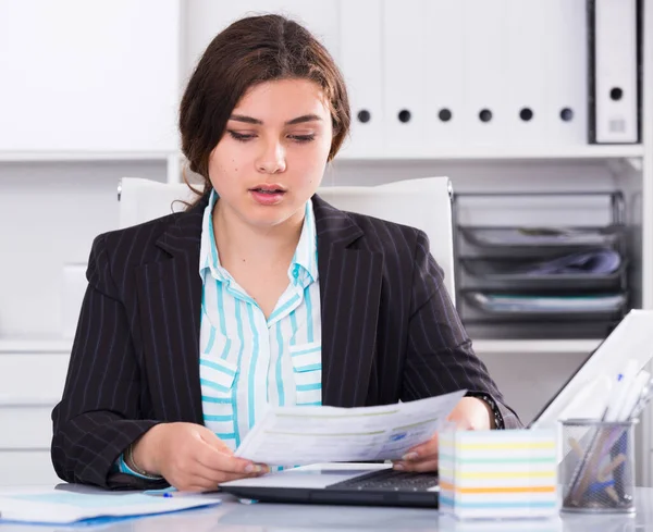 Office manager donna sta leggendo i documenti circa la transazione — Foto Stock