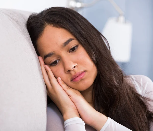 Tonårstjej depression hemma — Stockfoto