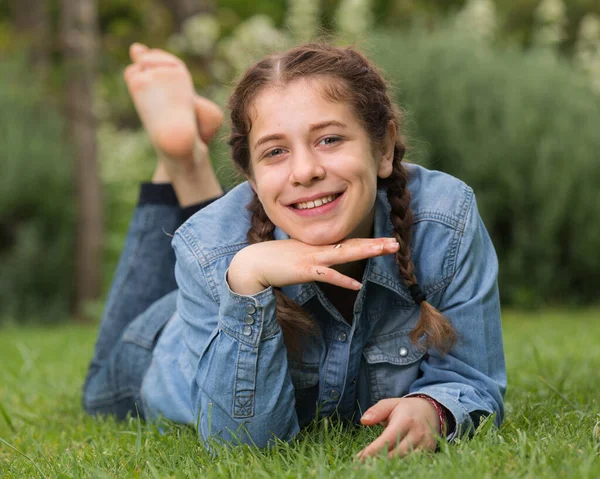 Ritratto di adolescente mentre si trova nel parco verde estivo — Foto Stock