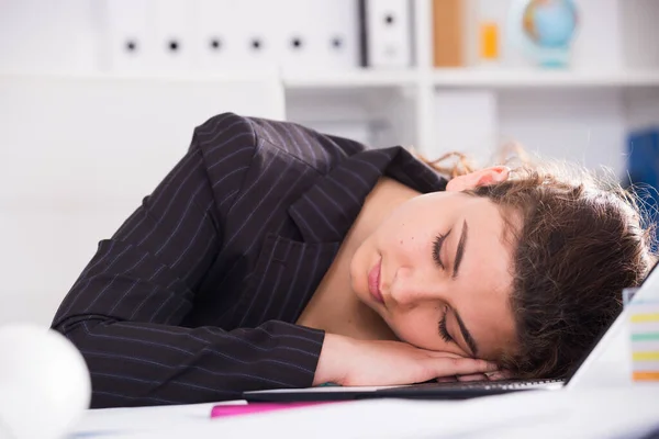 Менеджер спит после продуктивного рабочего дня — стоковое фото