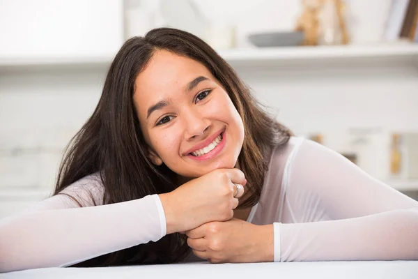 Chica adolescente positiva sonriendo en casa —  Fotos de Stock