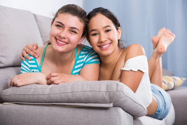 Duas adolescentes felizes no sofá — Fotografia de Stock