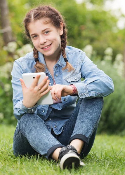 Menina adolescente feliz usando tablet digital — Fotografia de Stock