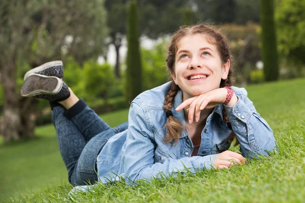 Portrait de jeune femelle allongée dans un jardin vert printanier — Photo