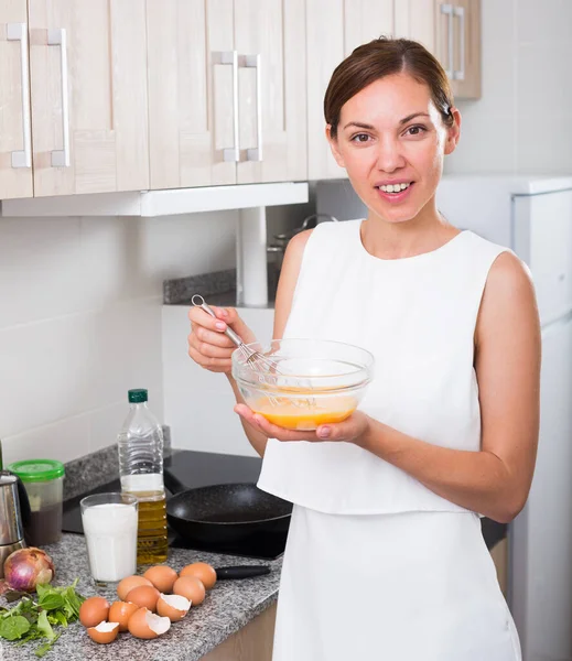 Kvinna som förbereder omelett — Stockfoto