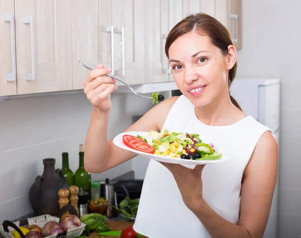 Portrét žena jíst salát — Stock fotografie