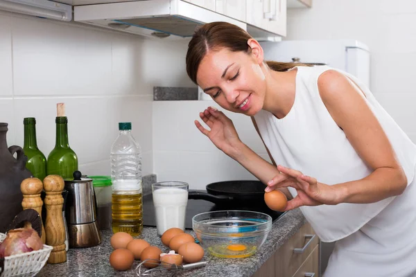 Kvinna matlagning omelett — Stockfoto