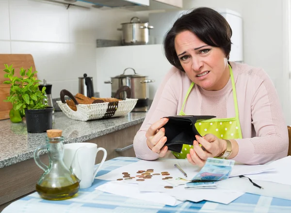 Zavallı kadın ödeme için para sayıyor. — Stok fotoğraf