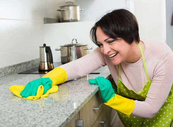 Moyen âge femme époussetant dessus de cuisine — Photo