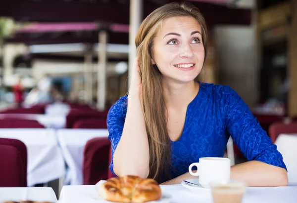 Retrato de mulher alegre que está desfrutando de café da manhã e sonho — Fotografia de Stock