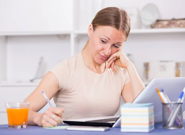 Беспокойная женщина работает на ноутбуке — стоковое фото