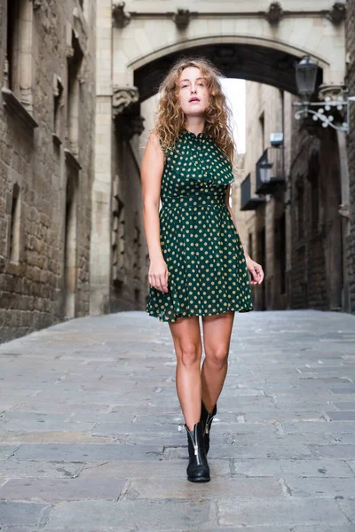 Mladá žena turista hravě pózovat na ulici mezi architekturou — Stock fotografie