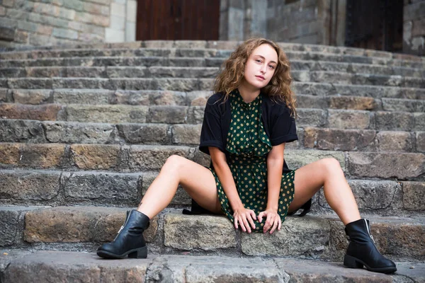 Mladý sexy dívka turista v šatech sedí u kamenného schodiště v centru Barcelony — Stock fotografie