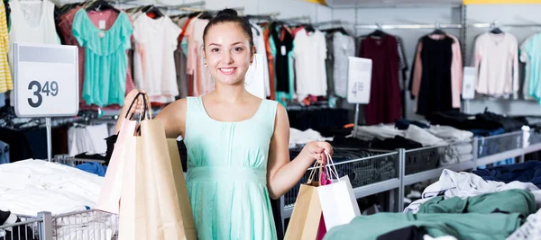 Cliente feminino fazendo compras no centro comercial — Fotografia de Stock